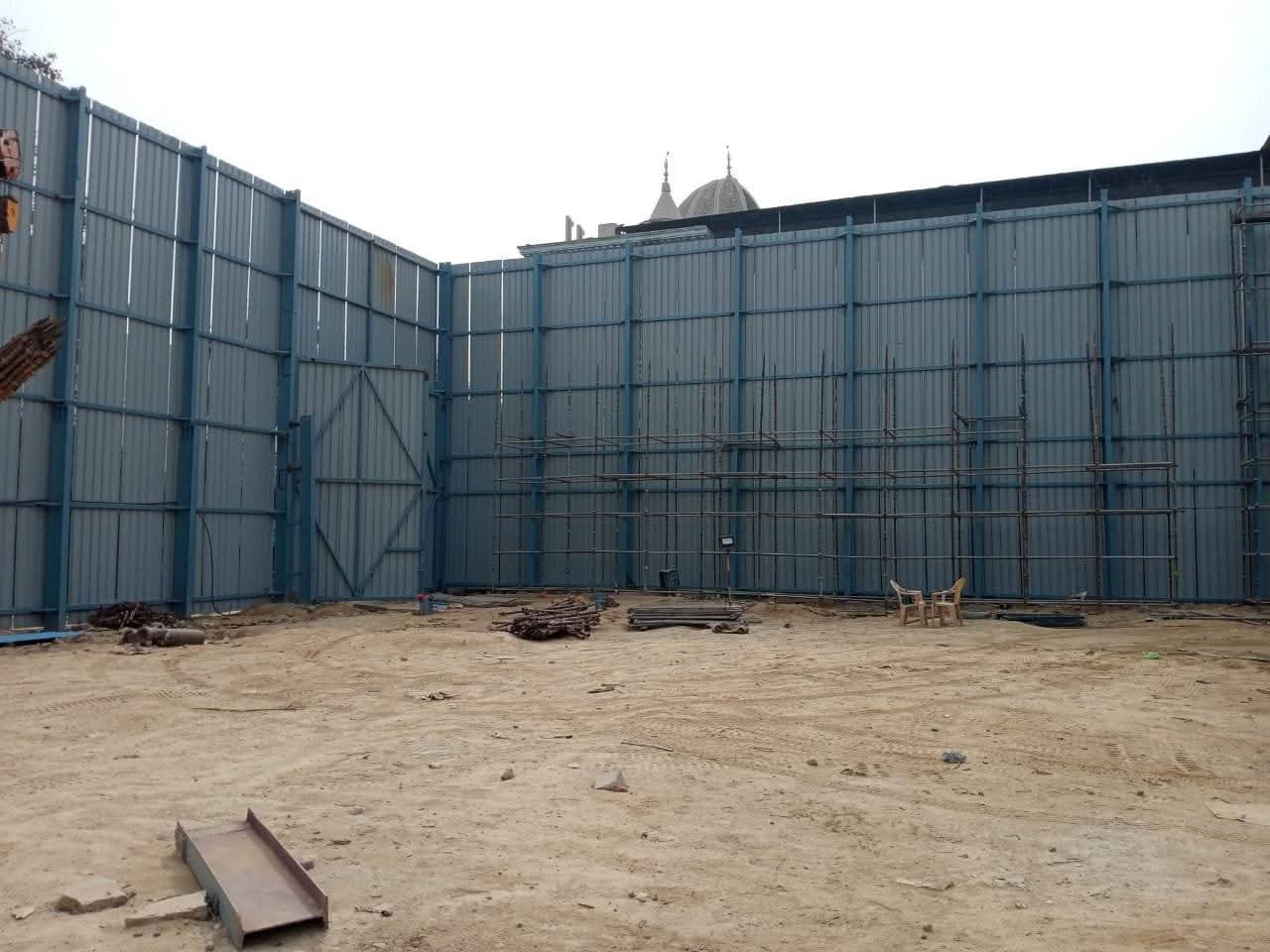 Construction site safety barricading fabrication and perimeter fencing