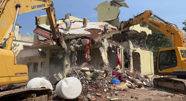 Controlled top-down demolition of an urban RCC building